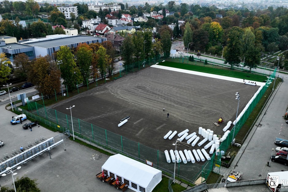 Trwa wymiana boiska przy stadionie Korony. Z remontu skorzystają Orlęta