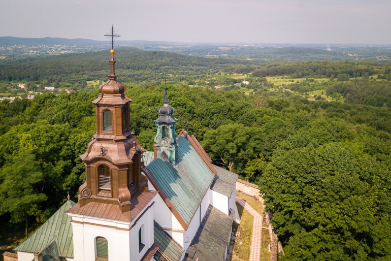 [VIDEO Z DRONA] Ależ widok z klasztornej wieży!