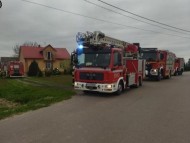 Strażak poza służbą uratował dwie osoby z płonącego budynku