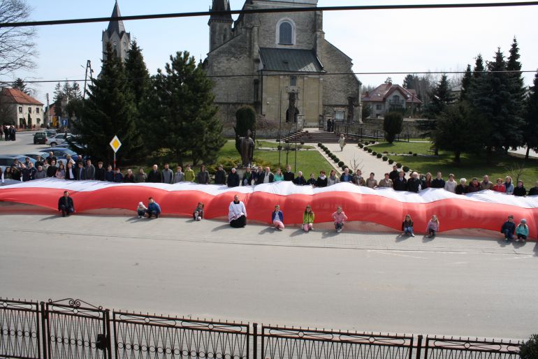 [FOTO] Wyjątkowo długa flaga Polski w Skalbmierzu