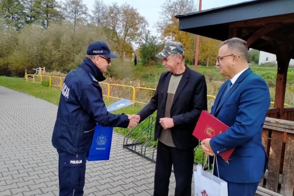 Dzięki Panu Kazimierzowi udało się odnaleźć zaginioną kobietę. Podziękowali mu policjanci