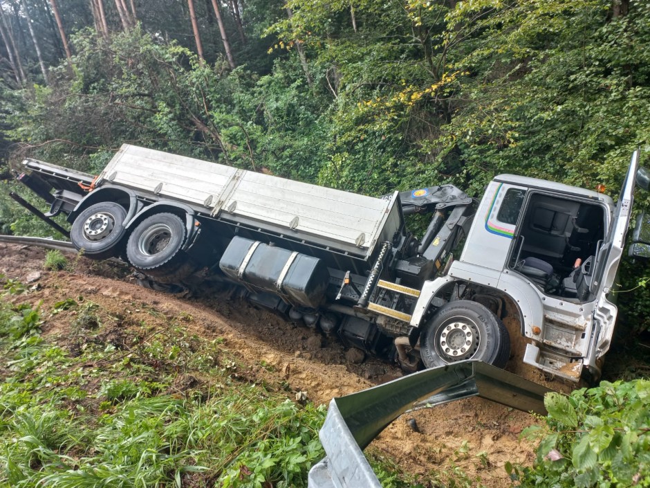 Ciężarówka w rowie, metalowe bariery uszkodzone