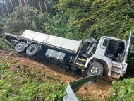 Ciężarówka w rowie, metalowe bariery uszkodzone