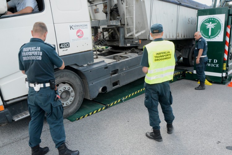 [VIDEO+GALERIA] Inspektorzy kontrolują ciężarówki i autokary przy pomocy nowoczesnej stacji
