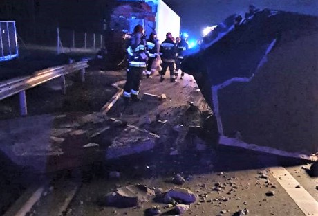 [ZDJĘCIA] Wypadek w Skarżysku-Kamiennej. Zderzyły się dwa tiry