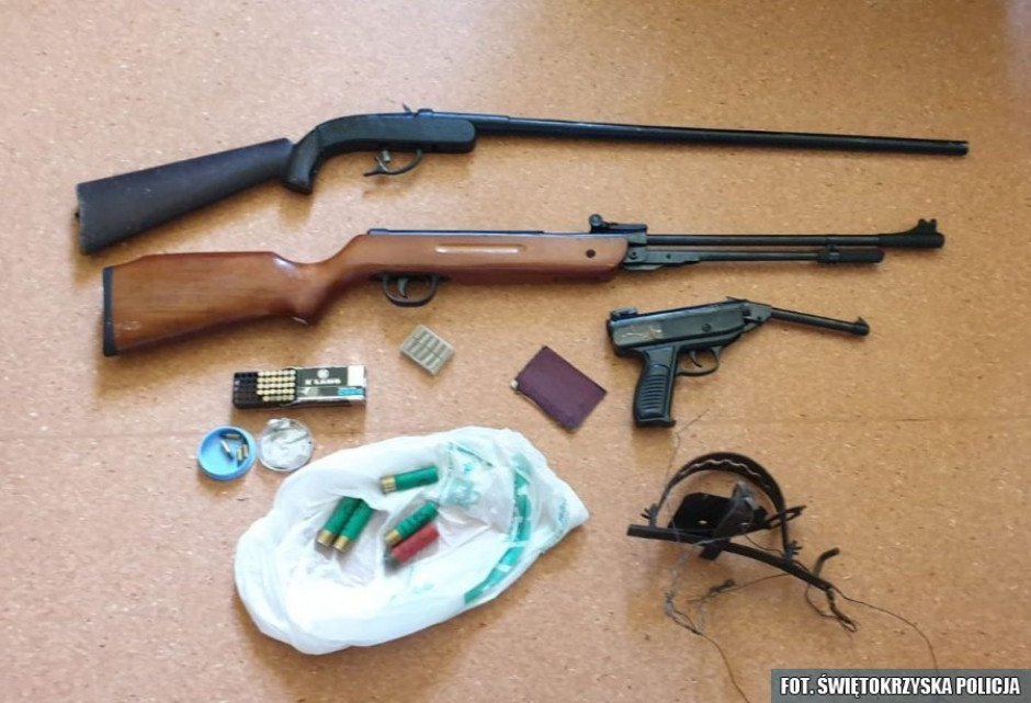 60-latek w rękach policji. W jego domu nielegalna broń, narkotyki i… granat