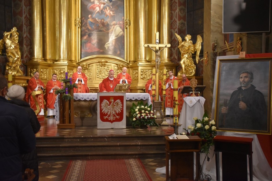 Biskup Jan Piotrowski modlił się za ojczyznę. Wprowadzono relikwie św. Andrzeja Boboli