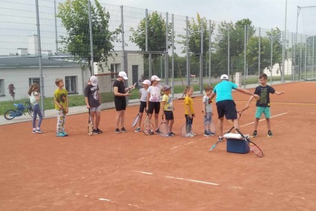 Dzieci trenują tenisa za darmo