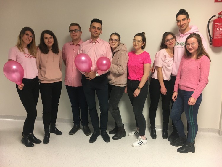 Studenci UJK ubrani cali na różowo. Skąd ten pomysł?