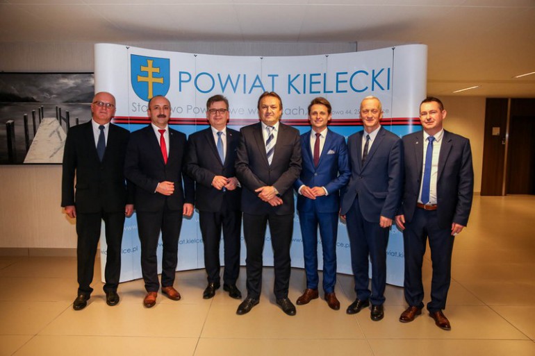 Rada Powiatu Kieleckiego wybrała starostę i przewodniczącego