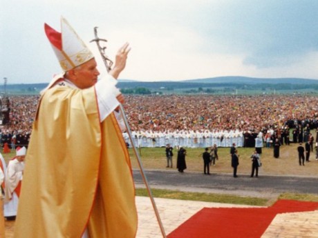 Rocznica śmierci św. Jana Pawła II. Różaniec przy pomniku i Droga Krzyżowa w Masłowie