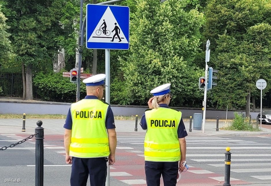 Potrzebował pomocy, nikt się nie zatrzymał. Pomógł policjant po służbie