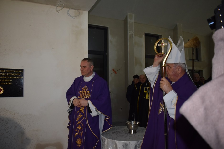 [ZDJĘCIA] Biskup Kielecki Jan Piotrowski poświęcił kamień węgielny w kościele w Jaworzni