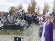 Biskup Jan Piotrowski modlił się na cmentarzu na Piaskach