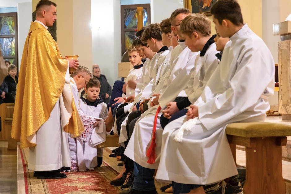 Biskup Andrzej Kaleta obmył nogi ministrantom w kościele świętego Maksymiliana