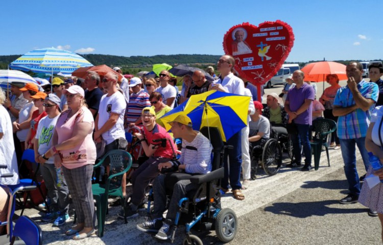 [FOTO] Niepełnosprawni spotkali się na masłowskim lotnisku w rocznicę wizyty św. Jana Pawła II