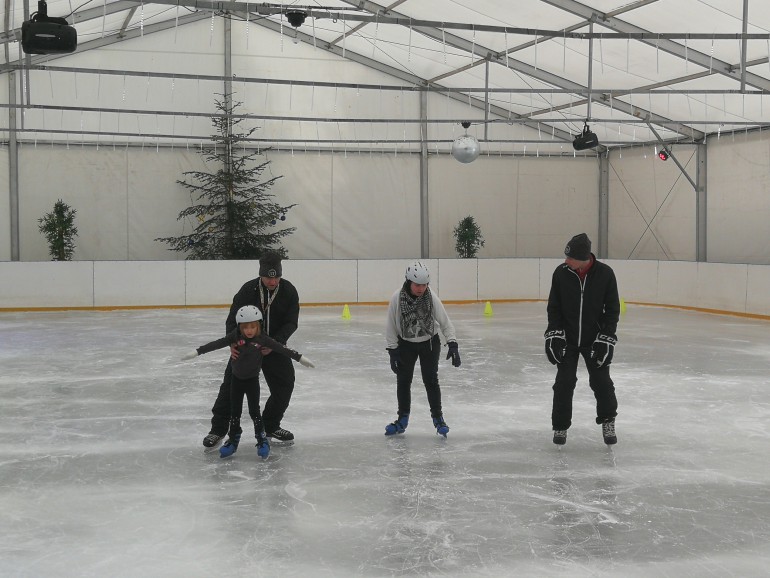 [FOTO] Na lodowisku pod Telegrafem najmłodsi uczą się dzisiaj grać w hokeja