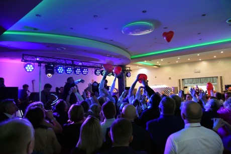 Dobra zabawa w szczytnym celu. Bal karnawałowy na rzecz hospicjum