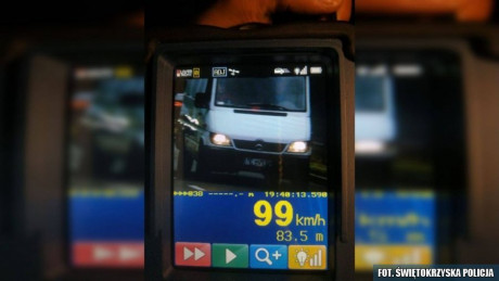 [WIDEO] Kradzionym samochodem na podwójnym gazie. Policyjny pościg za kierowcą mercedesa