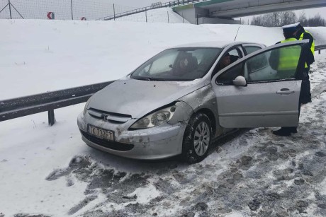 Kolizja z udziałem trzech aut na trasie S7