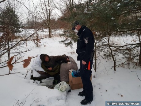 Policjanci z Bielin pomogli bezdomnemu