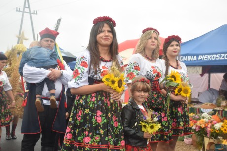 [FOTO] Tłumy na dożynkach powiatowych w Piekoszowie