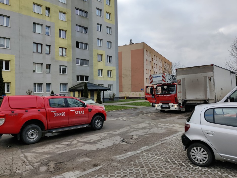 Ogień w bloku przy ul. Kalcytowej w Kielcach