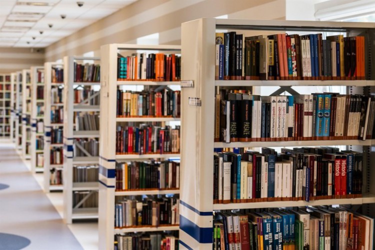 Pracownicy Miejskiej Biblioteki Publicznej w Kielcach dostarczają książki tym, którzy nie mogą przyjść do biblioteki