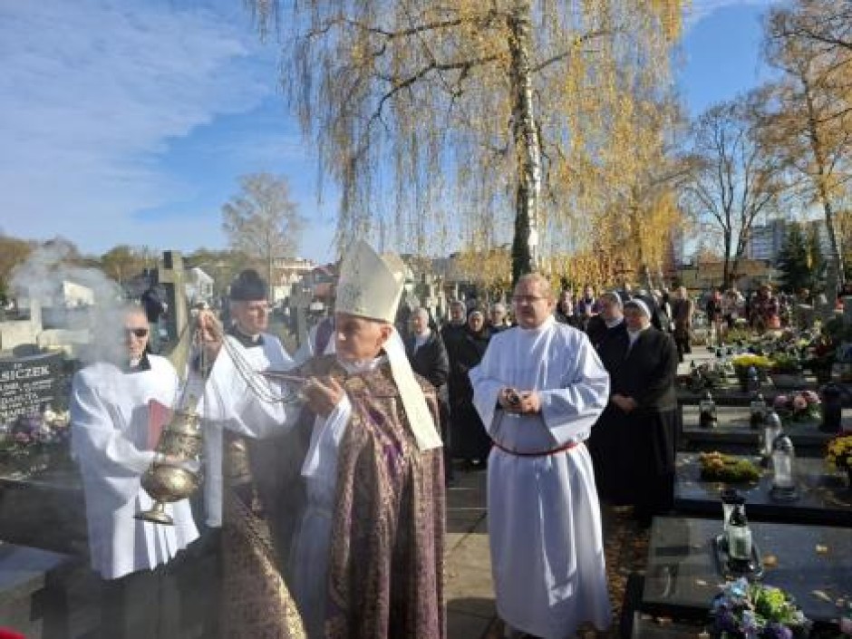 Biskup Marian Florczyk: Nasze przemijanie ma sens