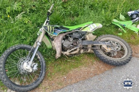Przejażdżka motocyklem bez uprawnień. Skończyło się na obrażeniach i Sądzie Rodzinnym