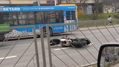 Zderzenie osobówki i motocykla na Sandomierskiej
