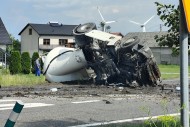 Pęknięta opona, kierowca w szpitalu. Ciężarówka zablokowała drogę