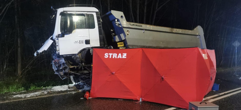 Cztery osoby zginęły w zderzeniu ciężarówki z samochodem osobowym w Starej Słupi