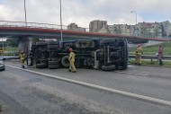 Ciężarówka zahaczyła o wiadukt na ulicy Grunwaldzkiej