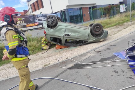 [FOTO] W ręce telefon, a na drodze…krew. Policjanci nagrywają specjalny spot