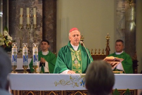 Biskup Jan Piotrowski modlił się z niewidomymi