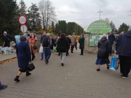 Policjanci przypominają ważne zasady przed Uroczystością Wszystkich Świętych