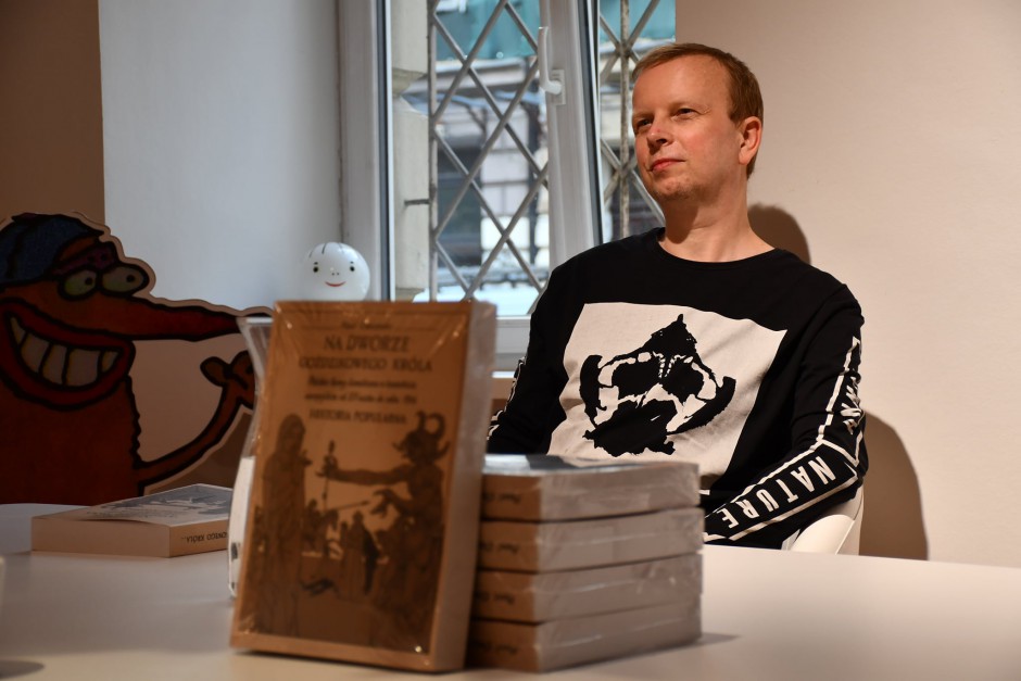 Paweł Chmielewski ze swoją książką w Muzeum Komiksu