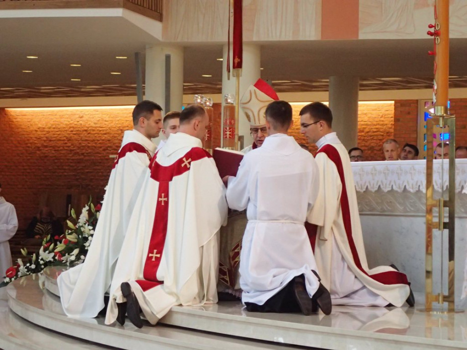 [VIDEO] Jedenastu diakonów przyjęło święcenia kapłańskie