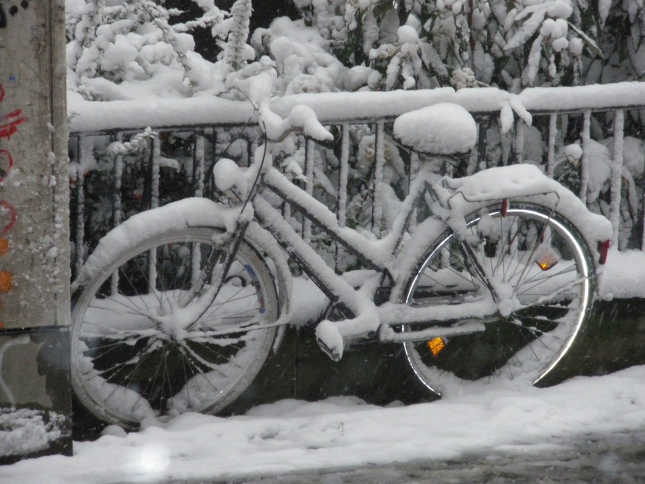 Kompletnie pijany amator zimowej jazdy na rowerze z mandatem