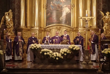 Dzień Zaduszny. Biskup Kielecki odprawi Mszę Świętą w katedrze