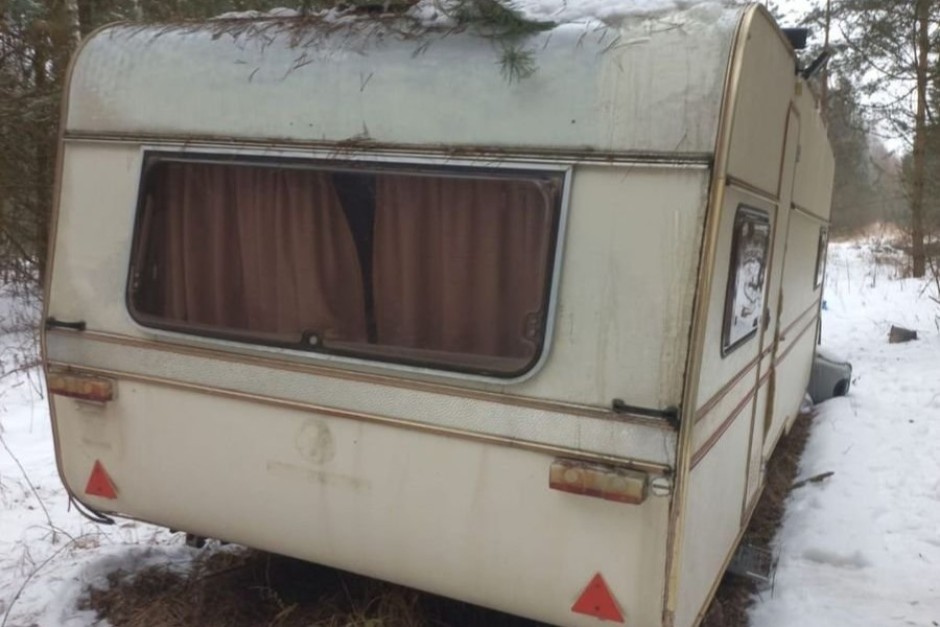 Poszukiwany mężczyzna ukrywał się w przyczepie kempingowej