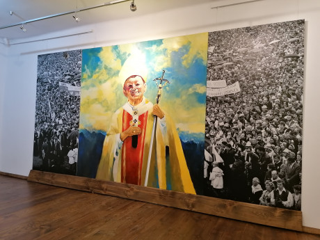 [FOTO] W Dworku Laszczyków powstaje wystawa poświęcona Janowi Pawłowi II