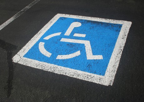 Na parkingu przy Kadzielni pobierają opłaty od osób z niepełnosprawnościami