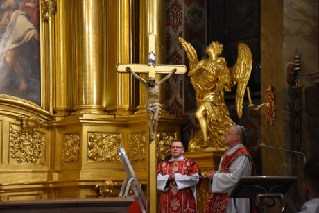 Biskup Andrzej Kaleta: Krzyż jest źródłem nieśmiertelnego życia. Liturgia Wielkiego Piątku w Bazylice Katedralnej w Kielcach