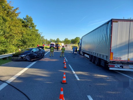 Trzy pojazdy zderzyły się w Śladkowie. Droga zablokowana