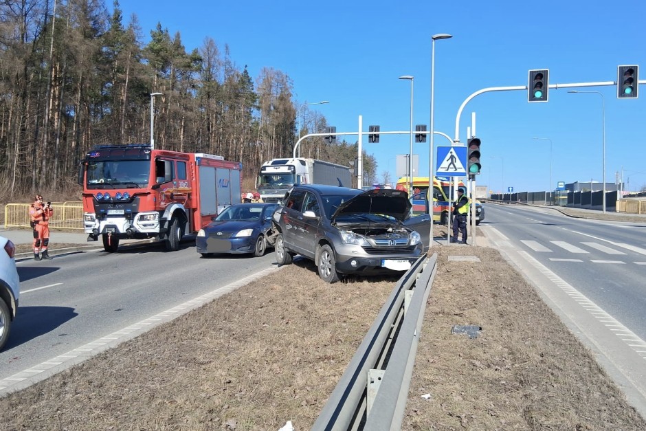Zderzenie w Piasecznej Górce. Droga całkowicie zablokowana