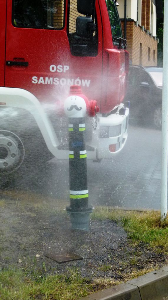 Hydrant-strażak stanął w Samsonowie