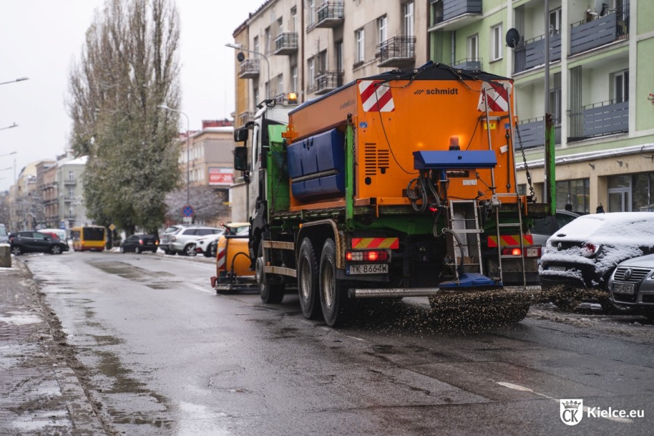 Śliskie drogi i chodniki. MZD przypomina o infolinii