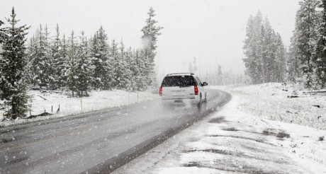 Zamiecie śnieżne, zawieje, mróz i oblodzenia dróg - to nas czeka przez najbliższe godziny